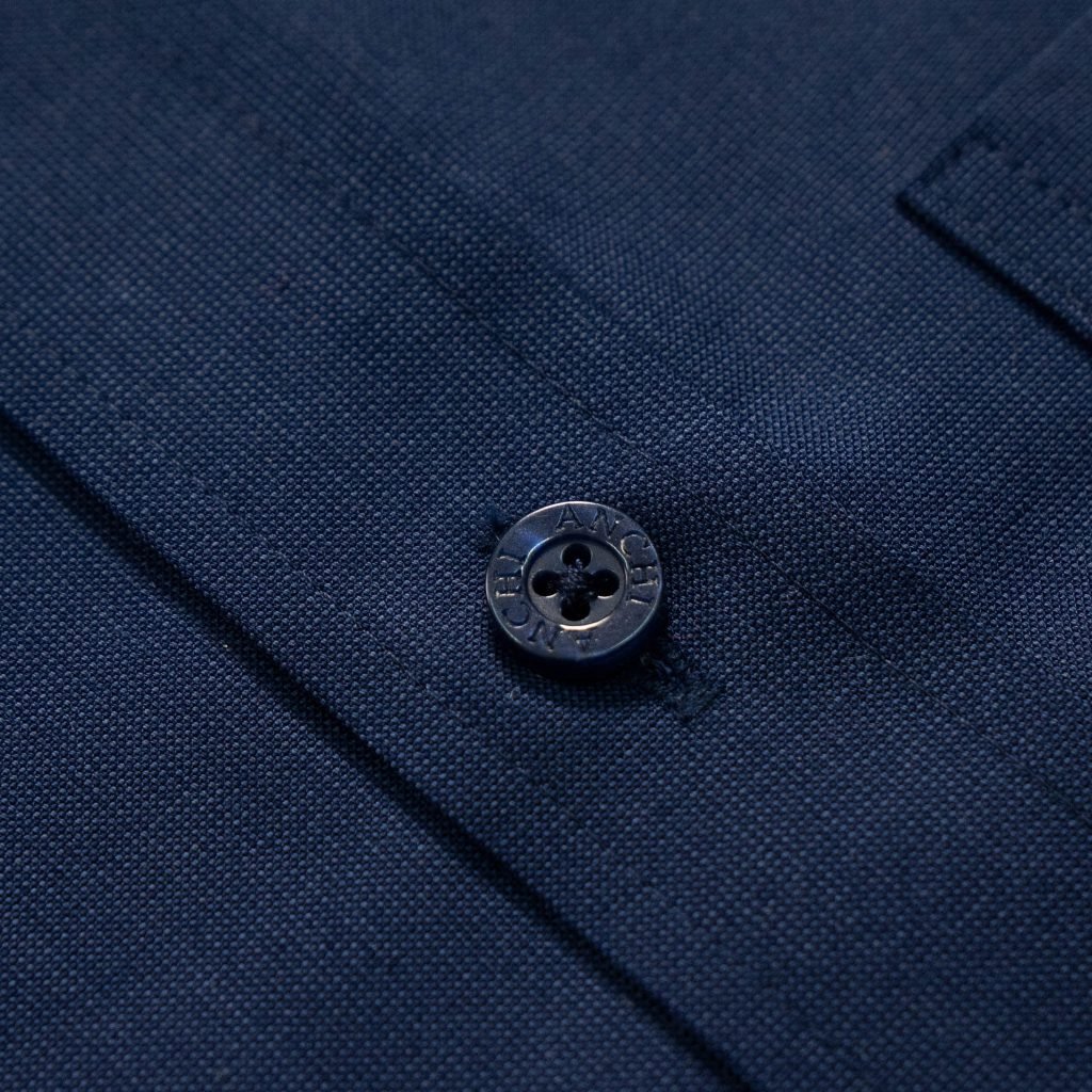 Bộ công sở nam trung niên gồm áo sơ mi sợi tre xanh than kết hợp với quần kaki cotton xanh đen