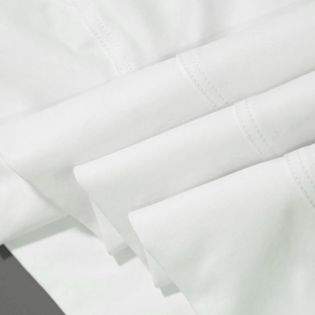 Bộ công sở trung niên nam gồm áo sơ mi sợi tre tím nhạt và quần kaki cotton trắng