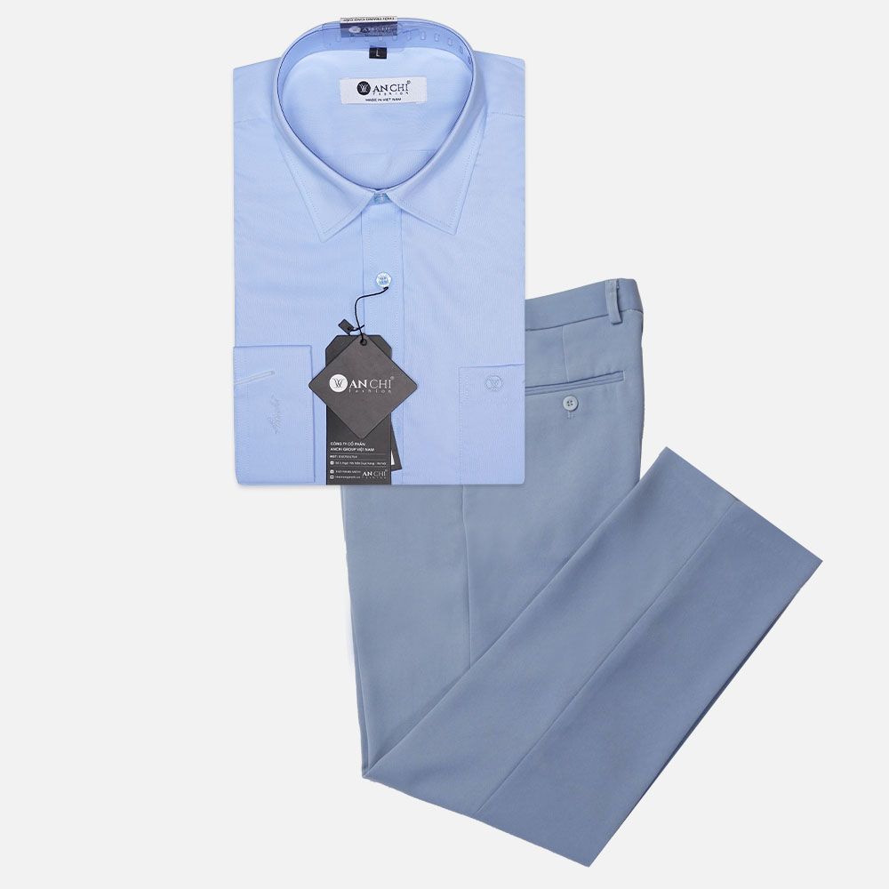 Bộ quần áo nam trung niên gồm quần tăm màu ghi nhạt và áo sơ mi xanh nhạt