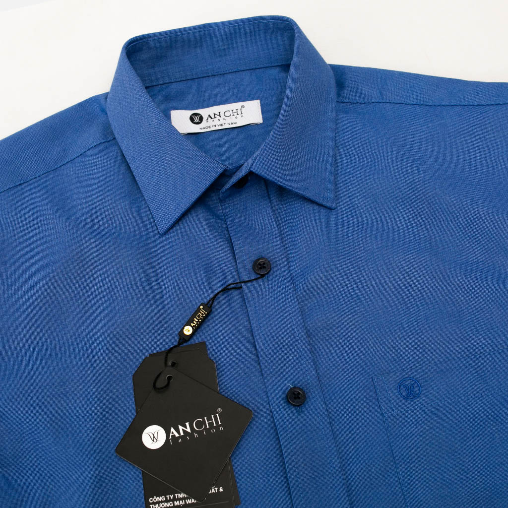 Bộ thời trang công sở nam trung niên gồm áo sơ mi sợi tre xanh biển kết hợp với quần kaki cotton xanh đen