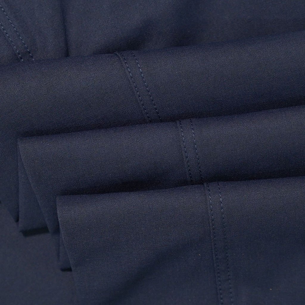 Bộ thời trang công sở nam trung niên gồm áo sơ mi sợi tre xanh biển kết hợp với quần kaki cotton xanh đen