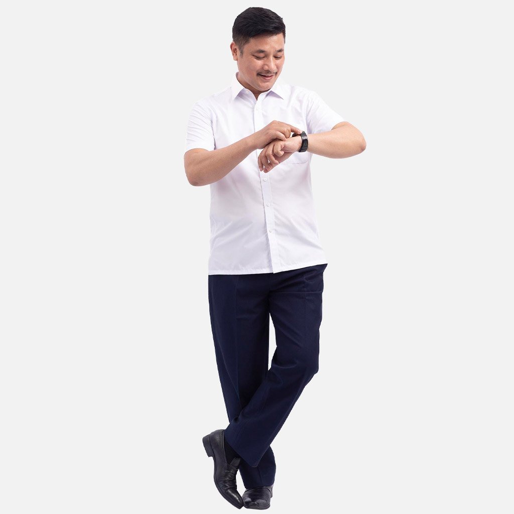 Bộ trang phục nam trung niên: Áo sơ mi cộc tay trắng và quần tăm xanh than - Phong cách đẳng cấp và lịch lãm
