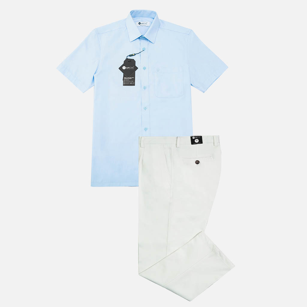 Bộ thời trang nam trung niên gồm áo sơ mi sợi tre xanh nhạt và quần kaki cotton trắng