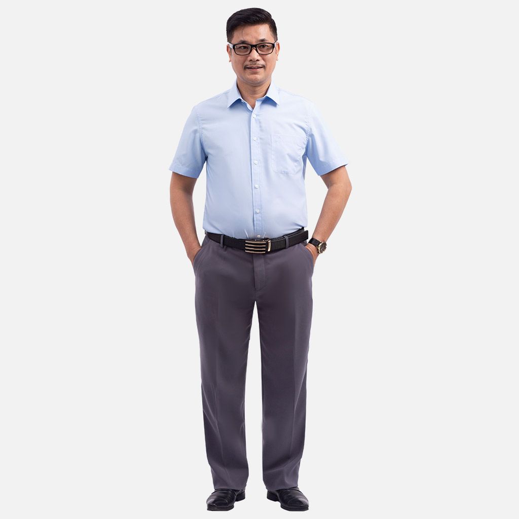 Bộ thời trang nam trung niên: Quần tăm màu ghi nhạt và áo sơ mi ngắn tay xanh nhạt