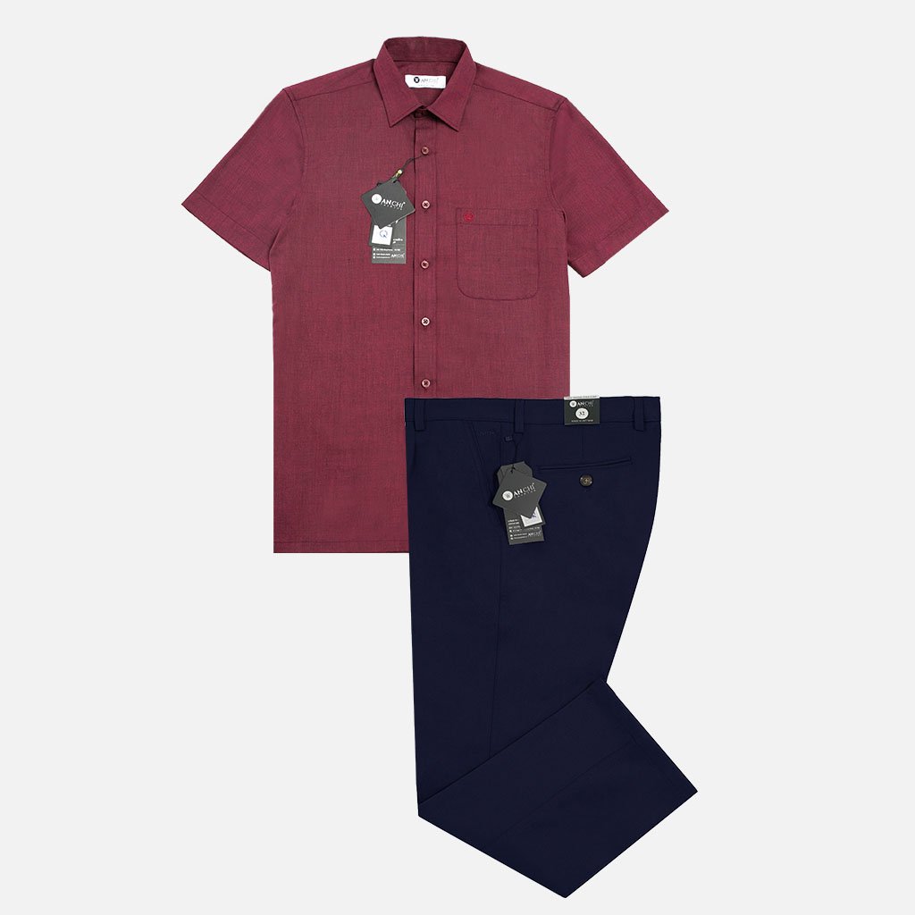 Đồ công sở nam trung niên gồm áo sơ mi sợi tre đỏ kết hợp với quần tây kaki cotton xanh đen