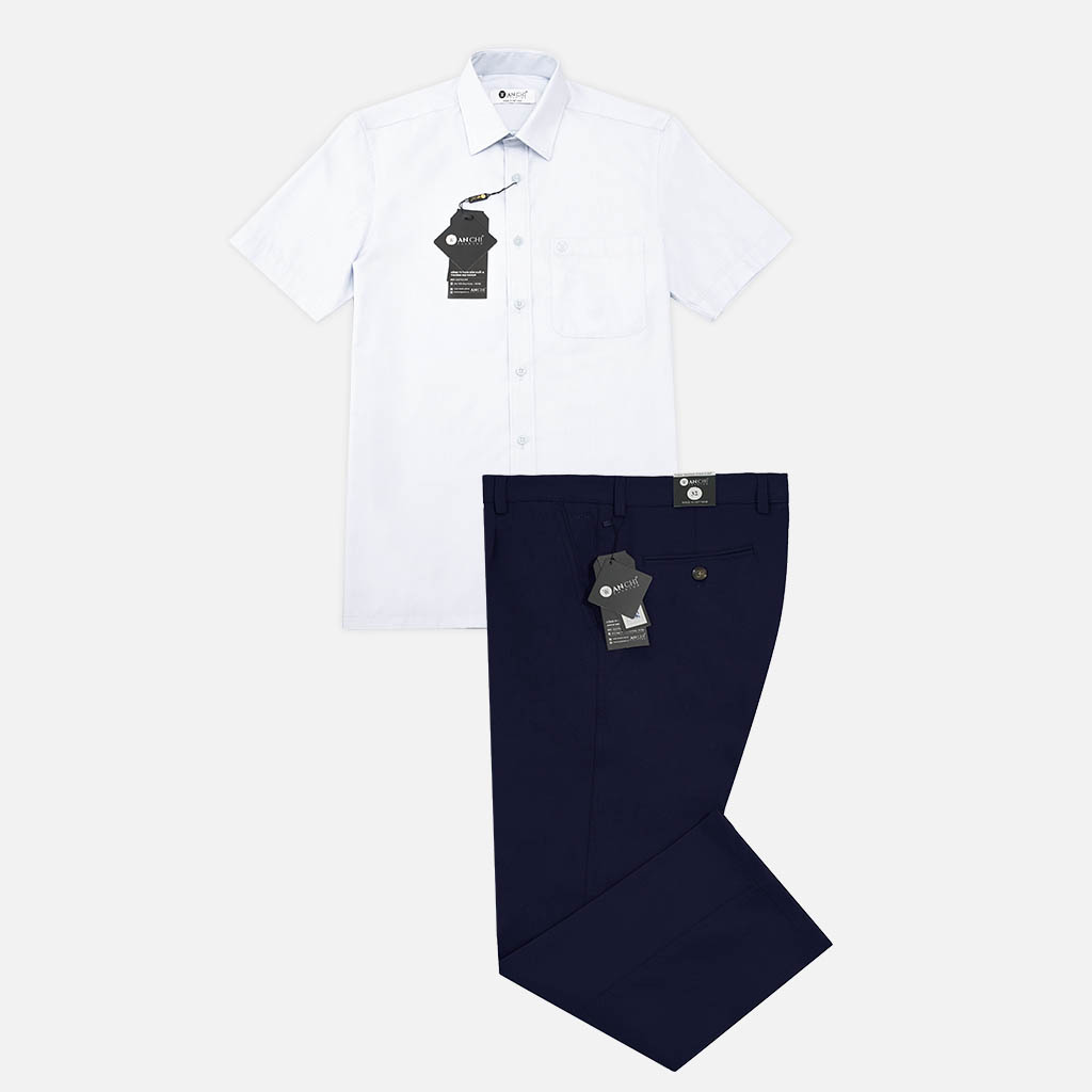 Đồ nam trung niên gồm áo sơ mi sợi tre trắng kết hợp với quần tây kaki cotton xanh đen