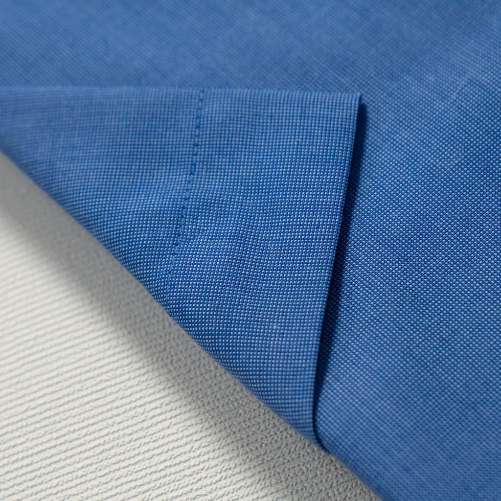 Bộ công sở trung niên: Áo sơ mi nam vải sợi tre màu xanh biển và quần tây kaki 2 ly vải thô màu kem trắng