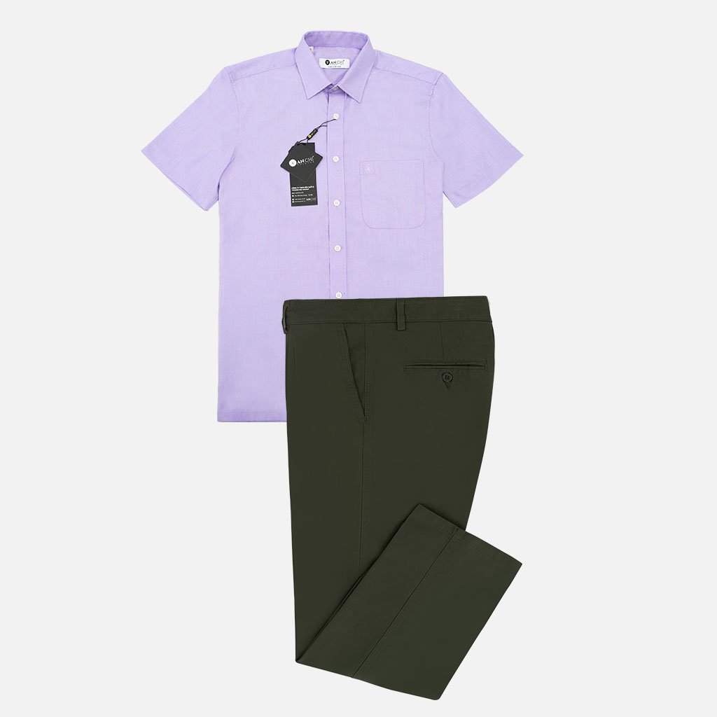 Bộ đồ nam trung niên gồm áo sơ mi cộc tay tím nhạt và quần kaki vải thô màu rêu