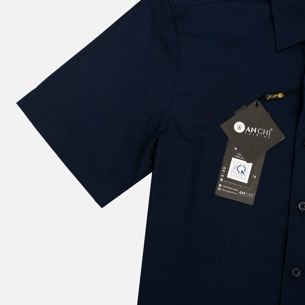Đặc điểm và thiết kế của áo sơ mi cộc tay xanh than trong bộ đồ nam trung niên của ANCHI