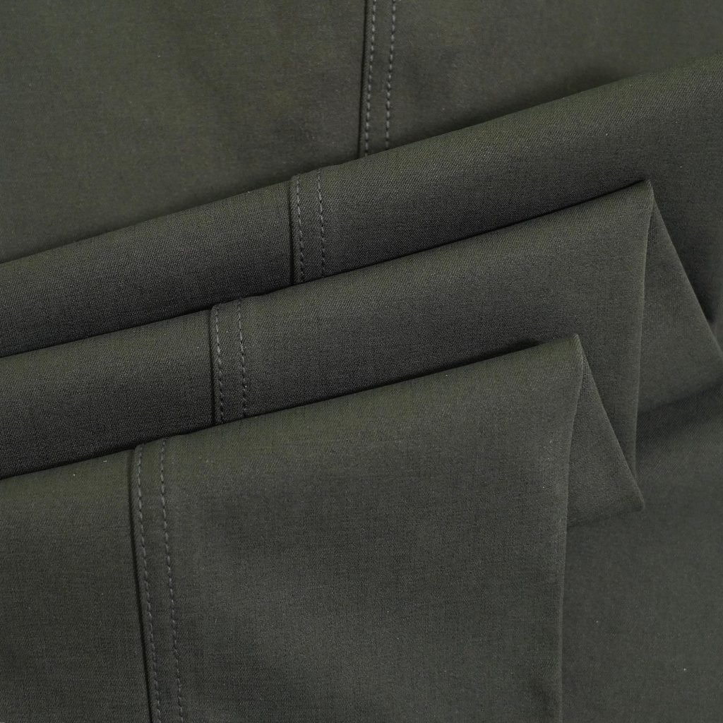 Bộ quần áo trung niên gồm áo sơ mi nam cộc tay sợi tre xanh than và quần tây kaki cotton màu rêu