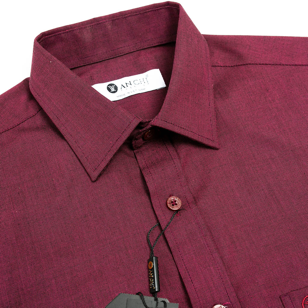 Bộ thời trang công sở nam trung niên gồm áo sơ mi sợi tre đỏ kết hợp với quần kaki cotton xám đậm