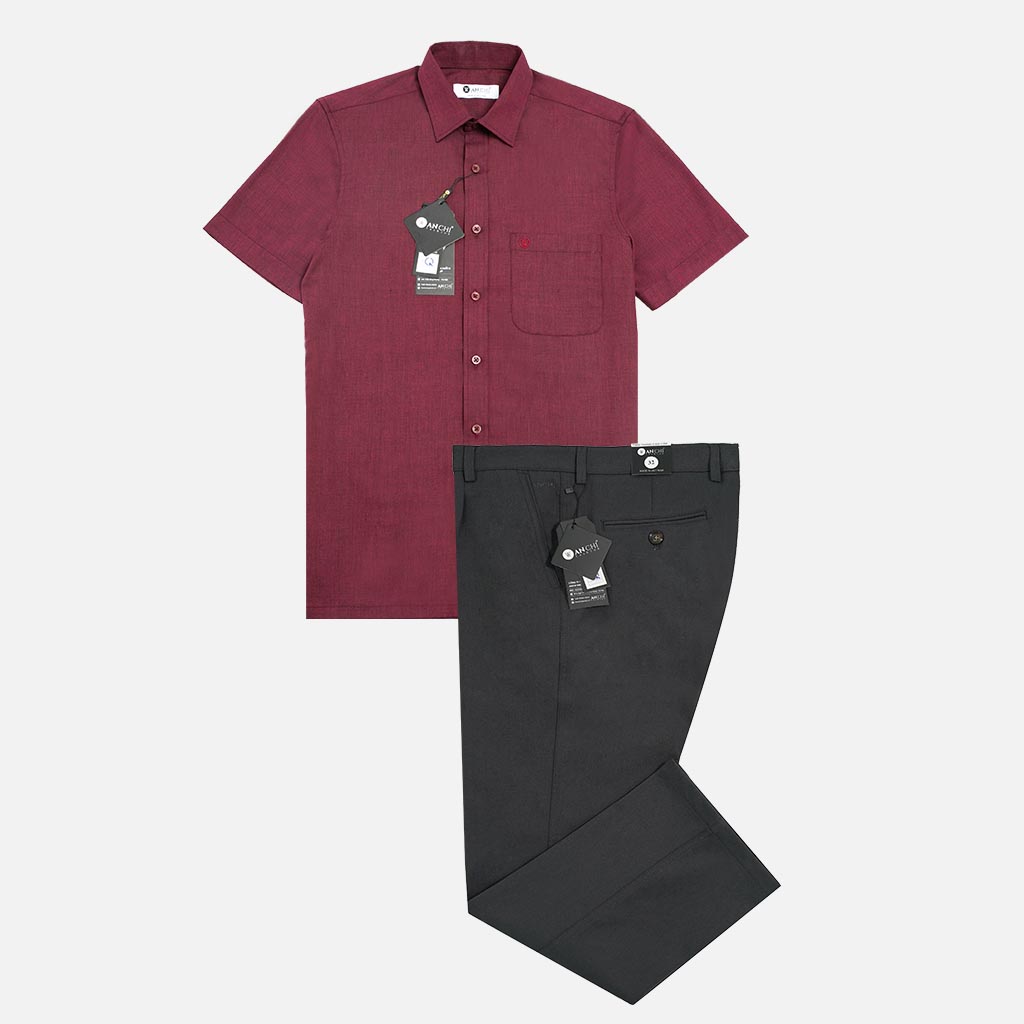 Bộ thời trang công sở nam trung niên gồm áo sơ mi sợi tre đỏ kết hợp với quần kaki cotton xám đậm