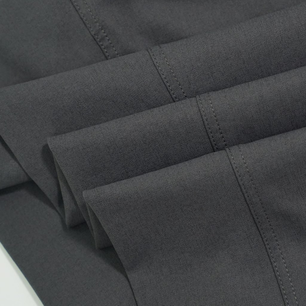 Bộ thời trang công sở nam trung niên gồm áo sơ mi sợi tre tím nhạt kết hợp với quần kaki 1ly cotton xám đậm