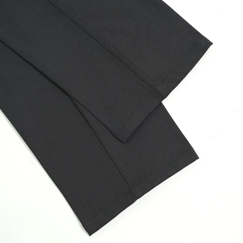 Bộ thời trang công sở nam trung niên gồm áo sơ mi sợi tre tím nhạt kết hợp với quần kaki 1ly cotton xám đậm