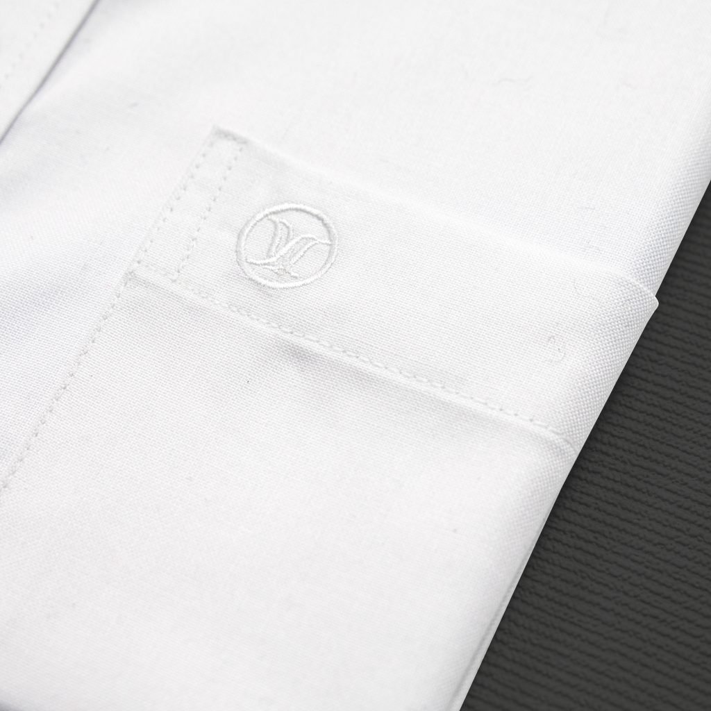 Bộ thời trang công sở nam trung niên gồm áo sơ mi sợi tre trắng kết hợp với quần tây kaki cotton xám đậm