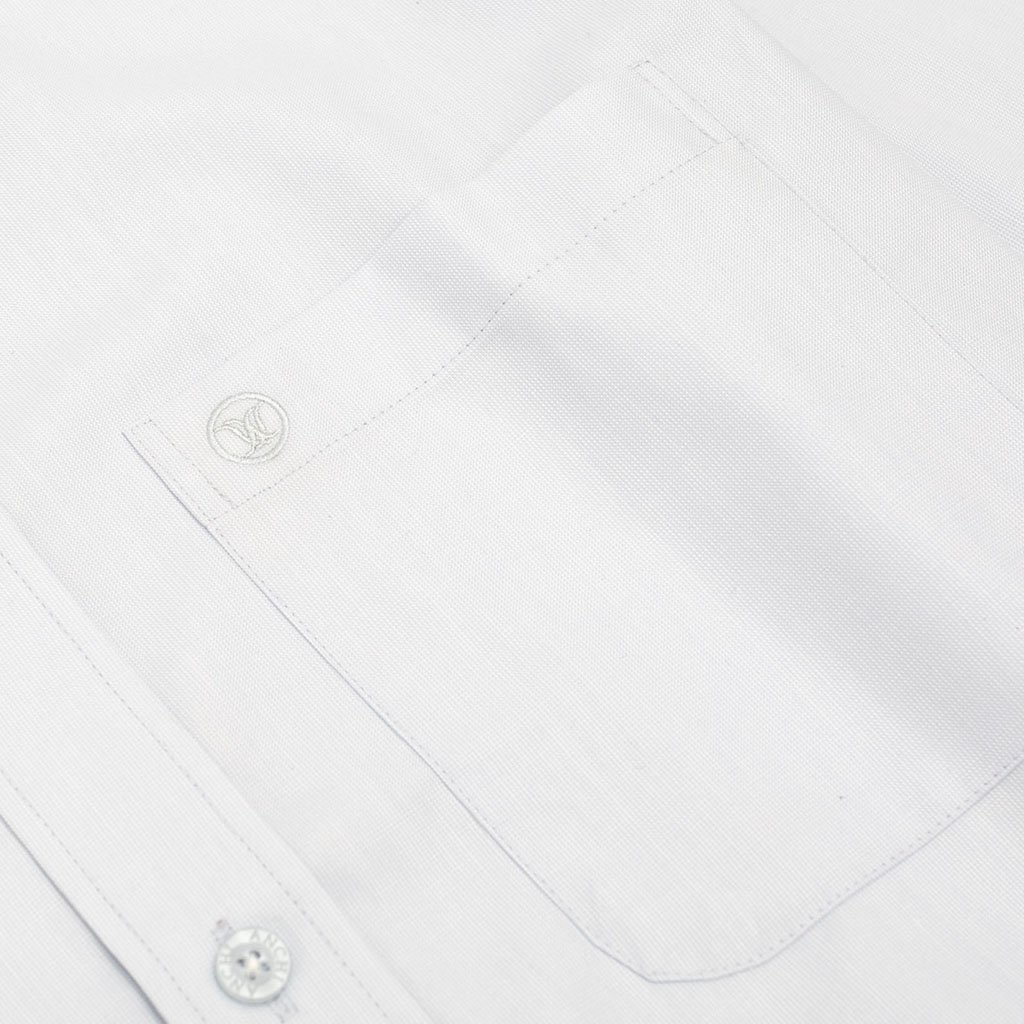 Bộ thời trang công sở nam trung niên gồm áo sơ mi sợi tre trắng kết hợp với quần tây kaki cotton xám đậm