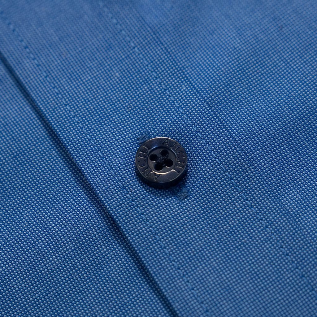 Bộ thời trang công sở nam trung niên gồm áo sơ mi sợi tre xanh biển kết hợp với quần kaki 1ly cotton xám đậm