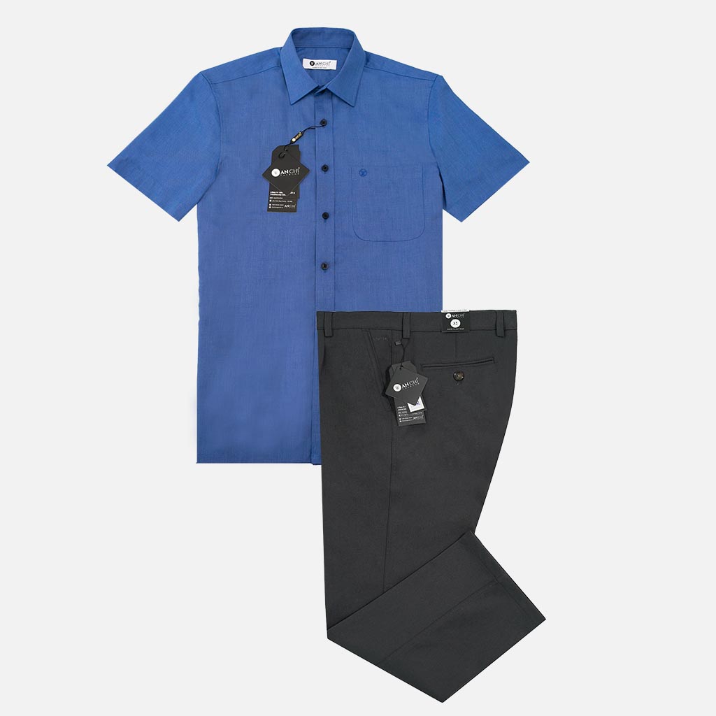 Bộ thời trang công sở nam trung niên gồm áo sơ mi sợi tre xanh biển kết hợp với quần kaki 1ly cotton xám đậm