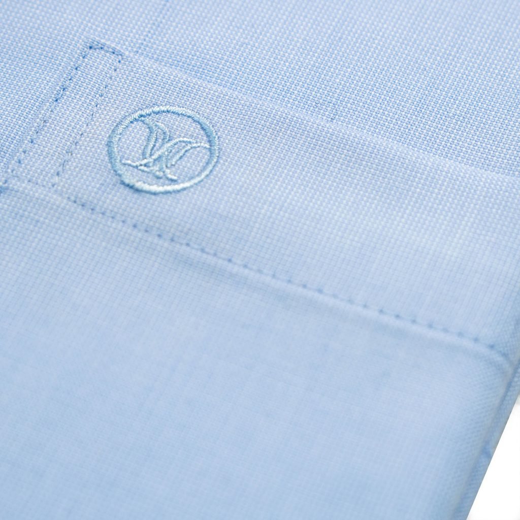 Bộ thời trang công sở nam trung niên gồm áo sơ mi sợi tre xanh nhạt kết hợp với quần kaki 1ly cotton xám đậm