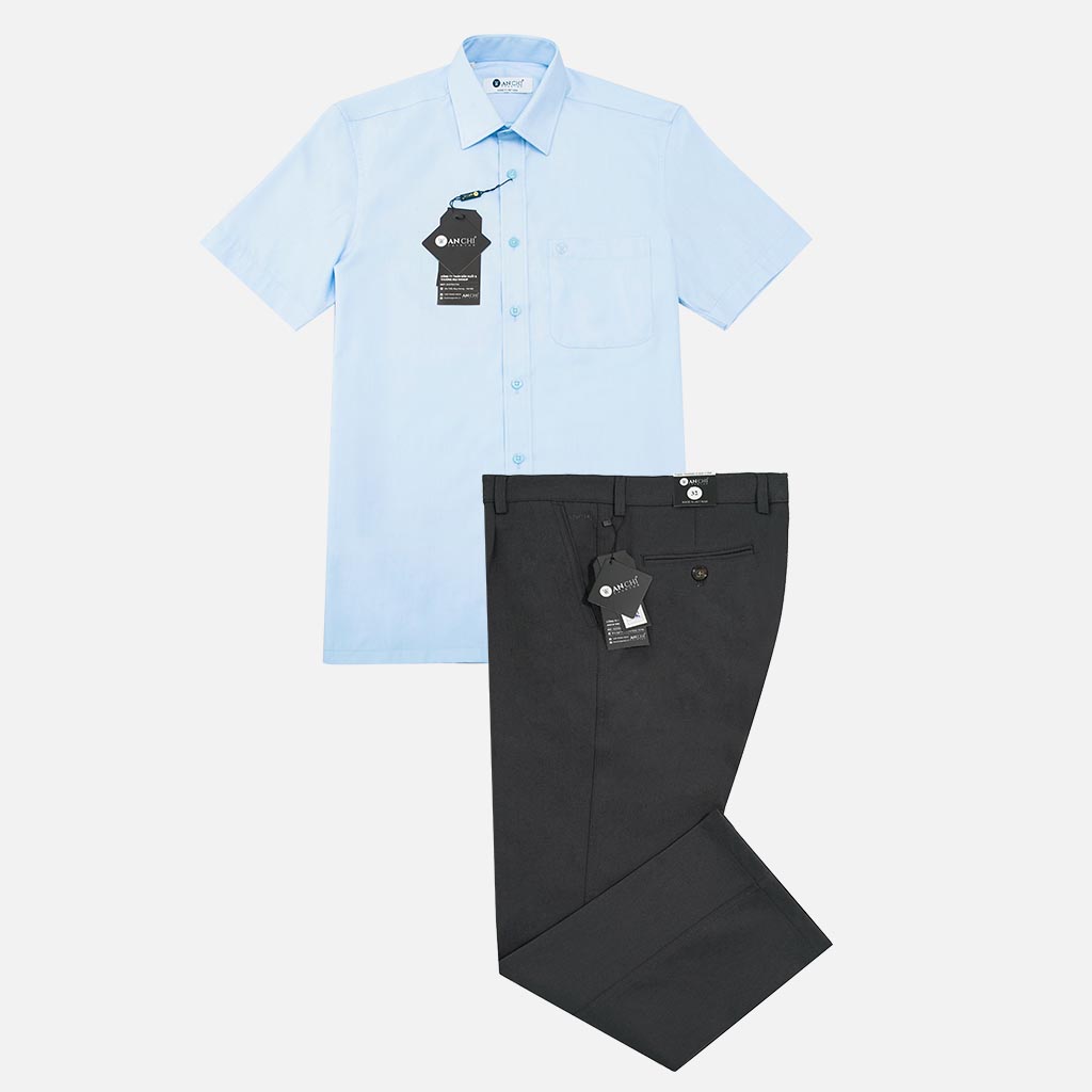 Bộ thời trang công sở nam trung niên gồm áo sơ mi sợi tre xanh nhạt kết hợp với quần kaki 1ly cotton xám đậm