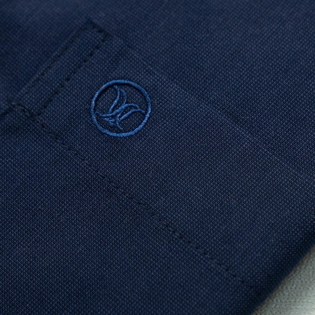 Bộ thời trang công sở nam với áo sơ mi cộc tay sợi tre màu xanh than và quần kaki vải thô màu vỏ đỗ