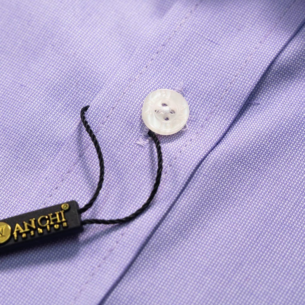 Bộ trang phục công sở nam trung niên gồm áo sơ mi sợi tre tím nhạt kết hợp với quần kaki cotton màu be