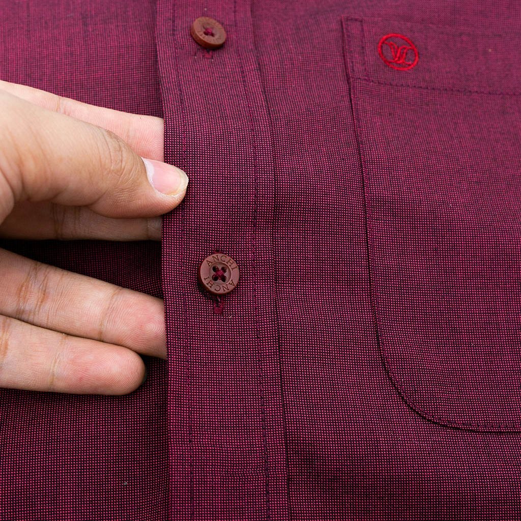 Bộ trang phục công sở nam trung niên gồm áo sơ mi sợi tre đỏ kết hợp với quần kaki cotton màu be