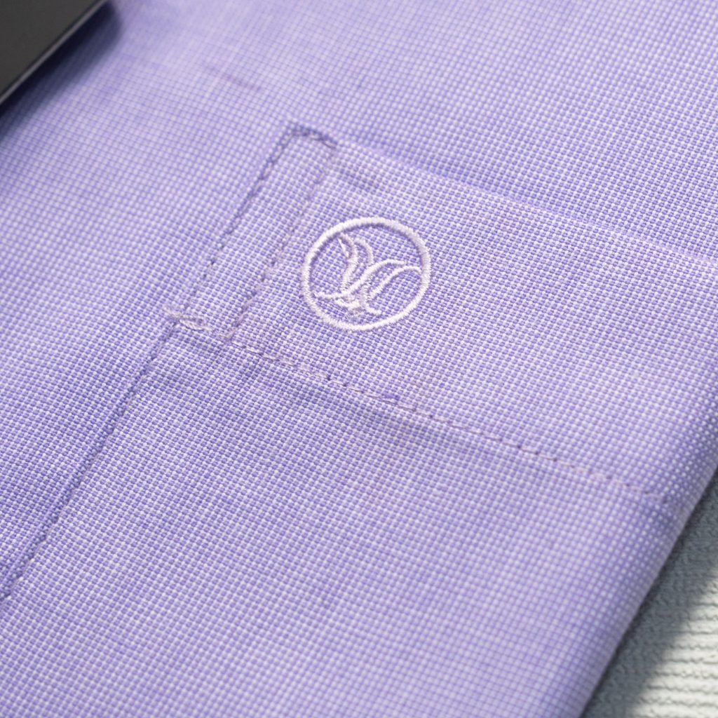 Bộ văn phòng trung niên gồm áo sơ mi nam vải sợi tre màu tím nhạt và quần tây kaki 2 ly vải thô màu kem ghi