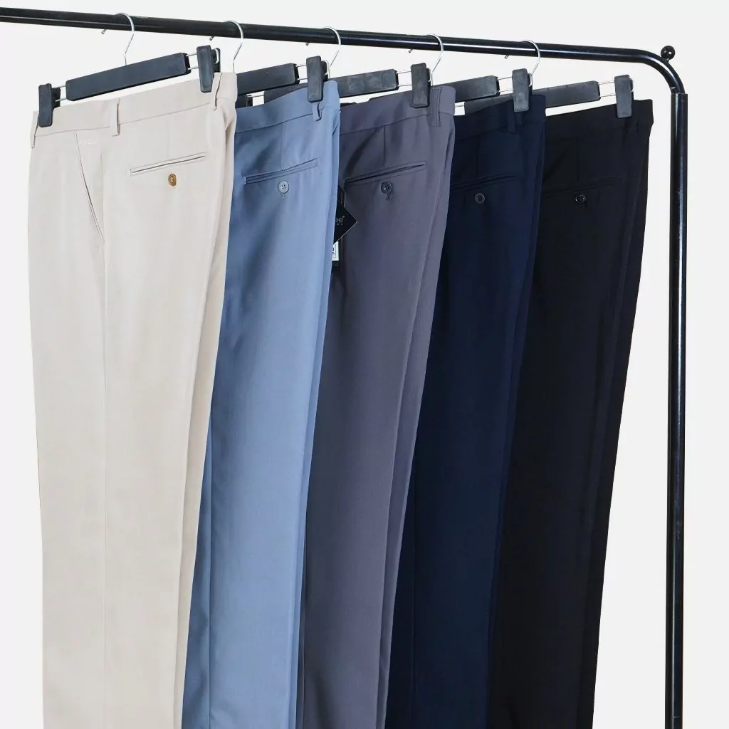 Bộ đồ công sở dành cho nam giới độ tuổi trung niên: Áo sơ mi màu tím cẩm và quần tăm màu kem