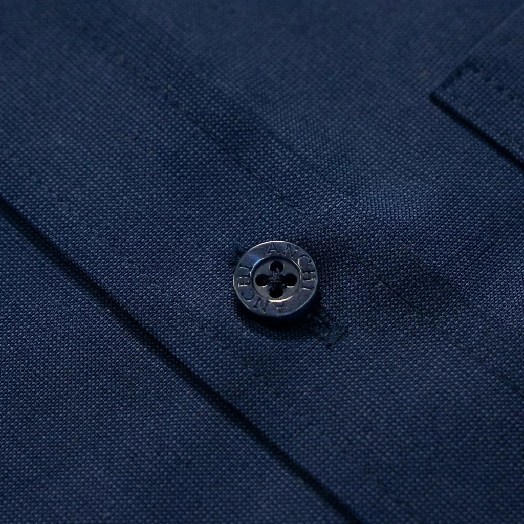 Bộ thời trang công sở nam trung niên gồm áo sơ mi sợi tre xanh than kết hợp với quần kaki 1ly cotton xám đậm
