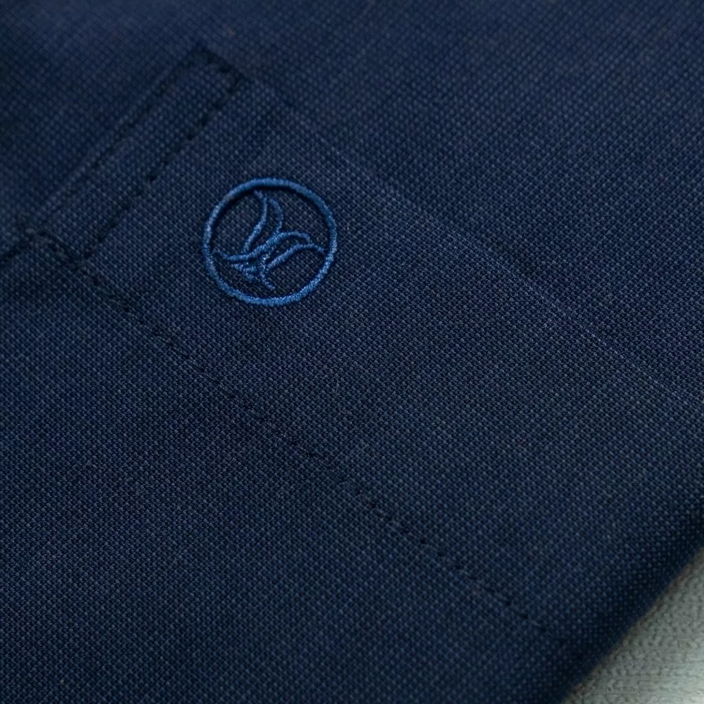 Bộ thời trang công sở nam trung niên gồm áo sơ mi sợi tre xanh than kết hợp với quần kaki 1ly cotton xám đậm